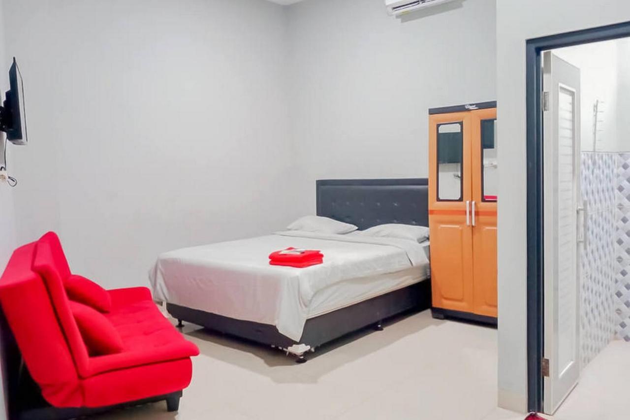 Mahkota Residence Mitra Reddoorz كراوانغ المظهر الخارجي الصورة